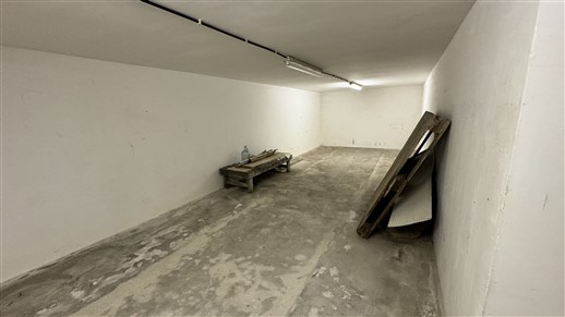 P  R  E  Z  Z  O     R  I  B  A  S  S  A  T  O  -  Locale Deposito con Spazio Esterno Privato
